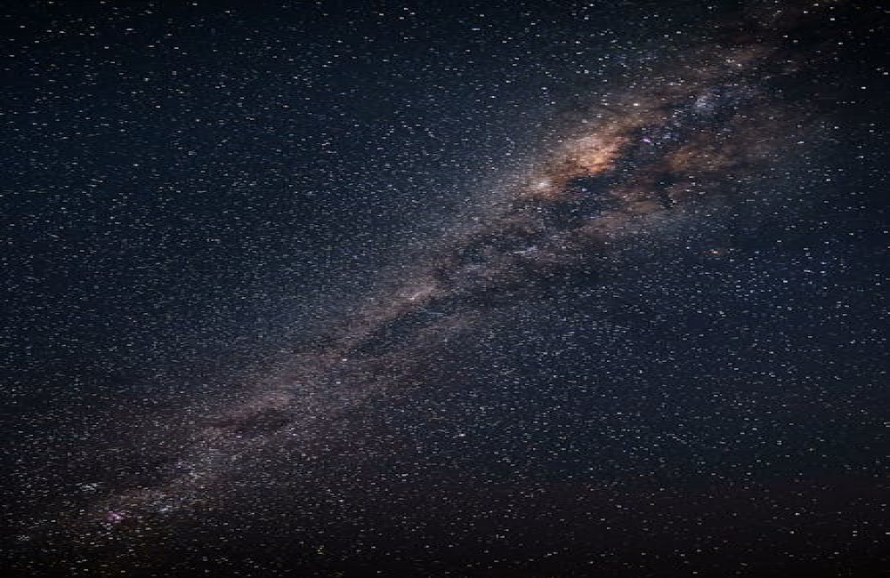 Waarom knipperen sterren terwijl planeten dat niet doen?