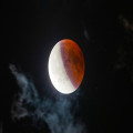 Hoe laat zie je de gedeeltelijke maansverduistering van 28 augustus 2026 in Nederland?
